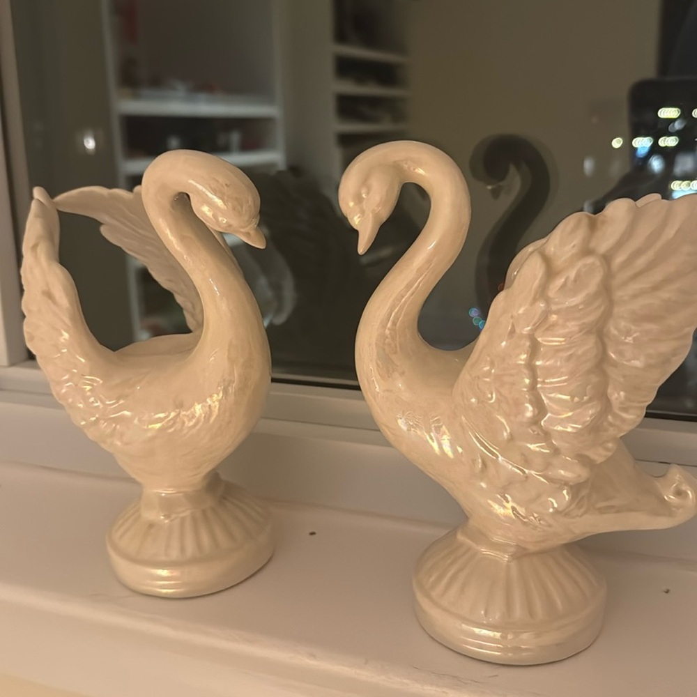 Vintage twin swan nick nack